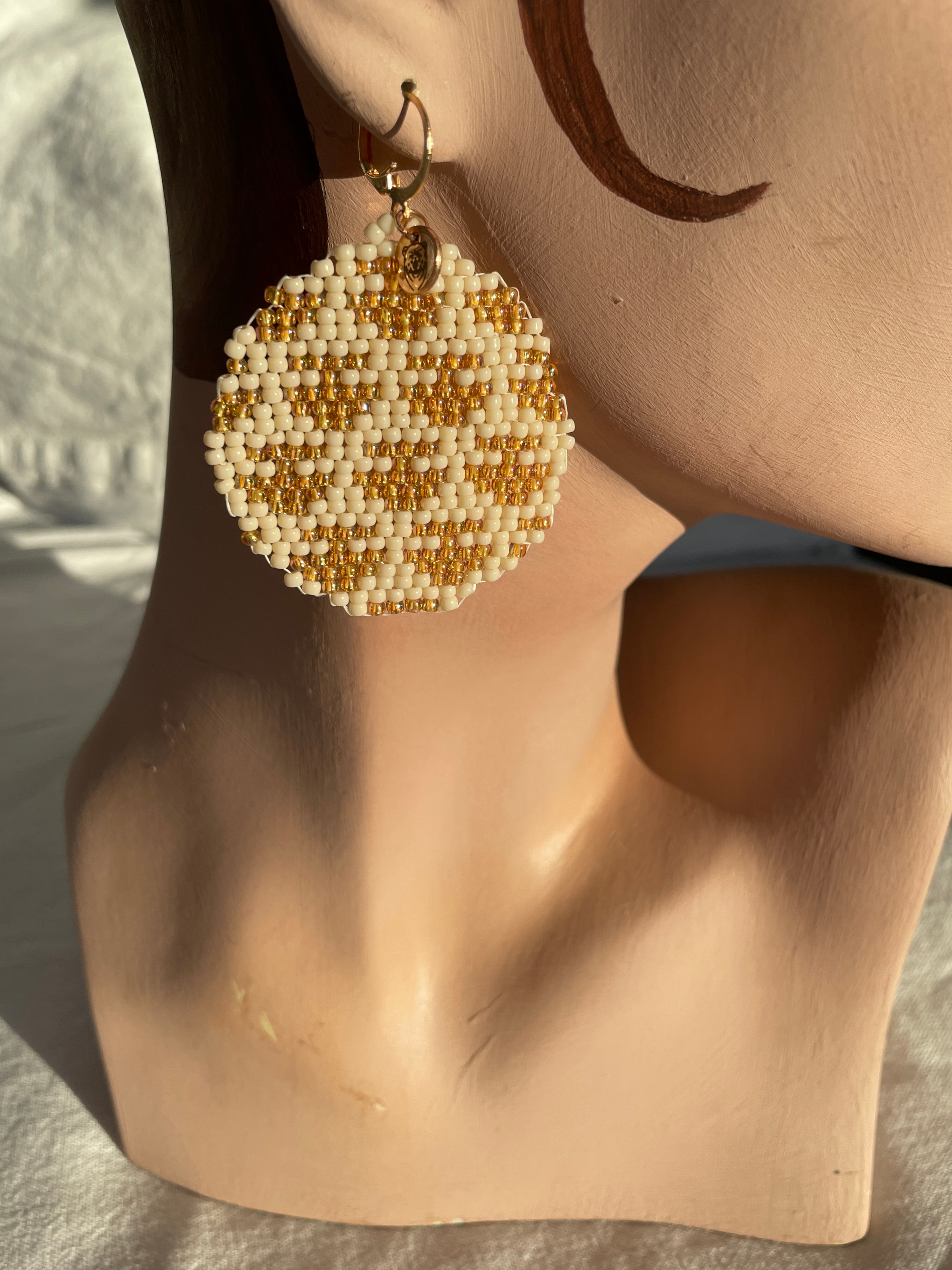 Ulo, the female planet - beige and gold