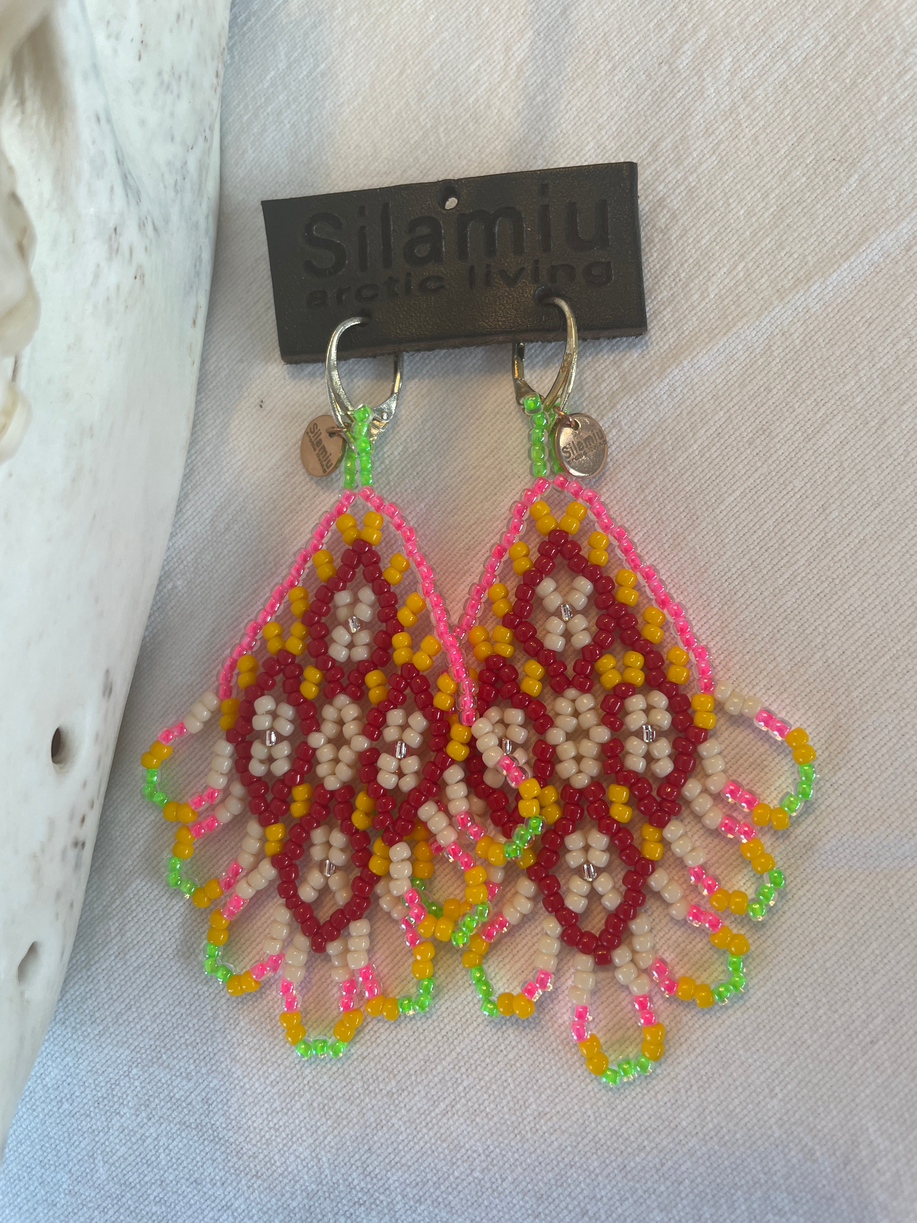Nuilarmiut, pink and yellow