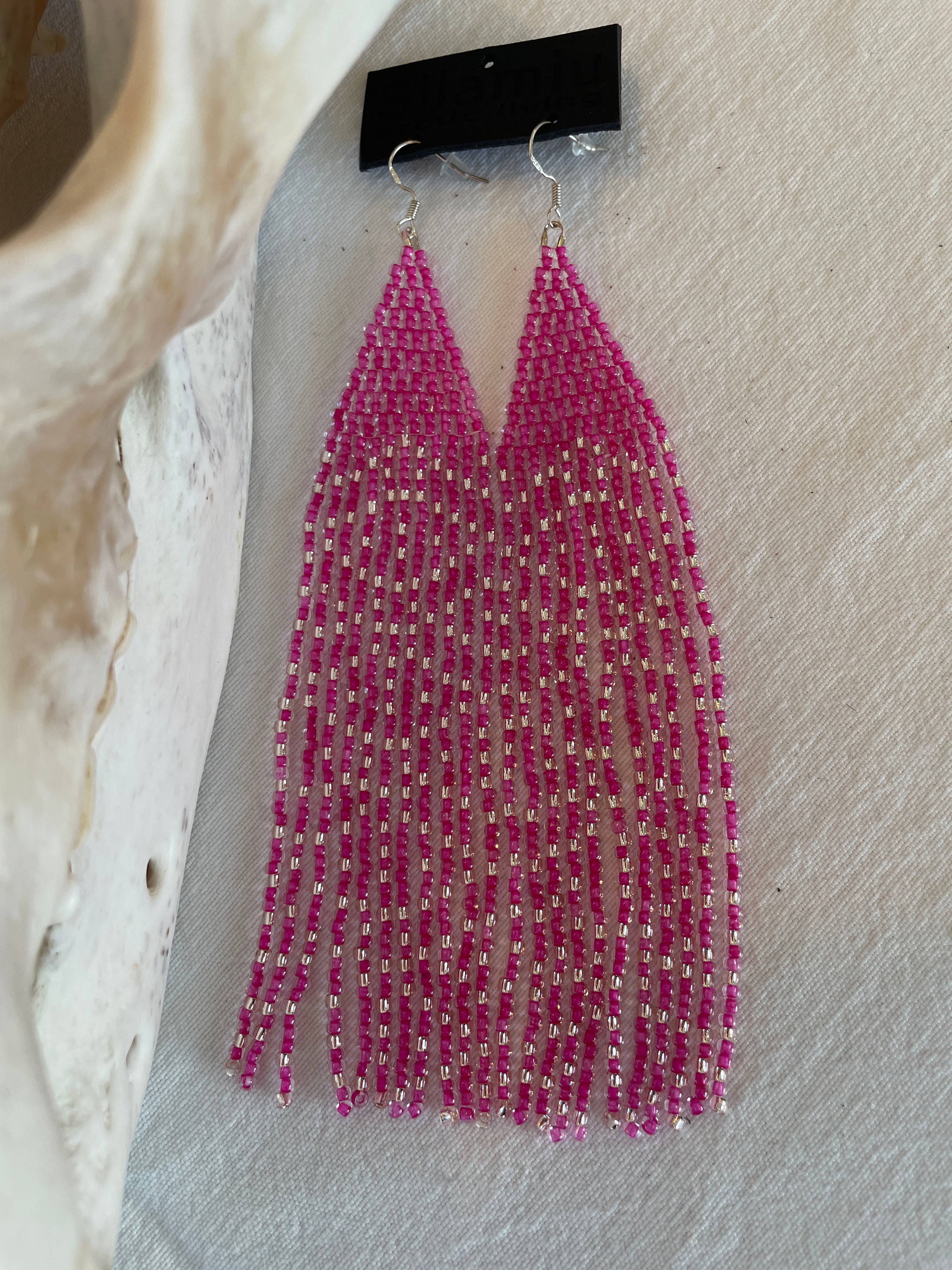 Avittat, silver on pink