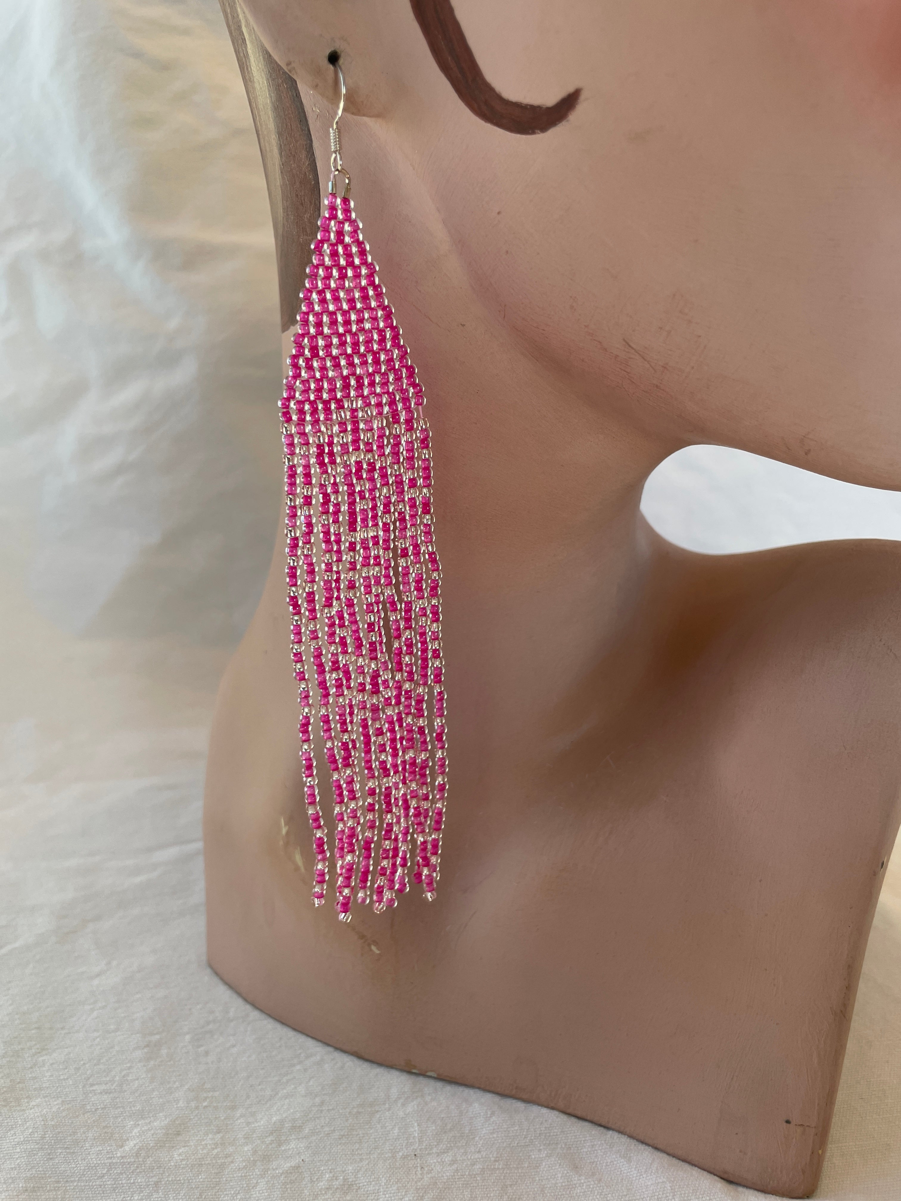 Avittat, silver on pink